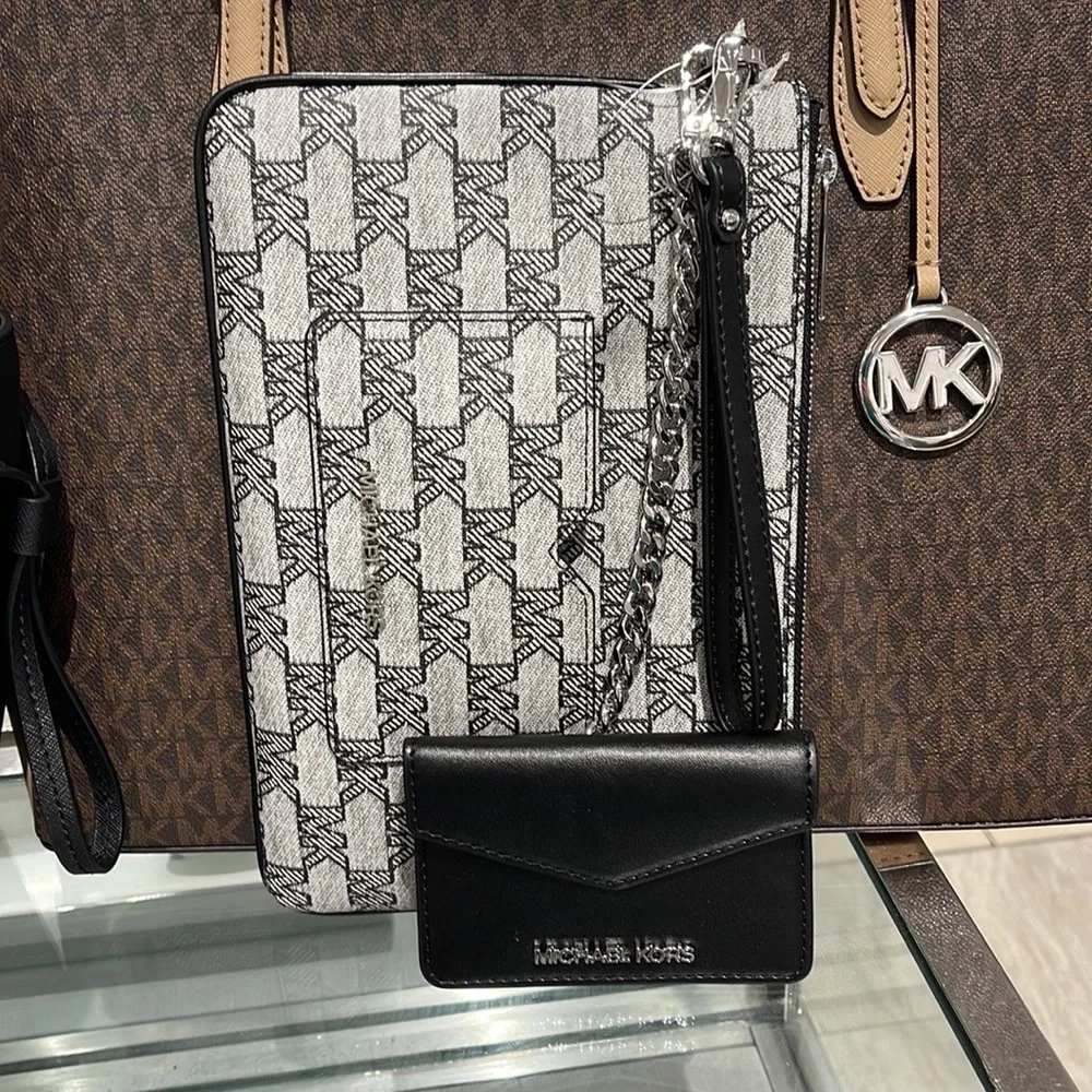 MICHAEL KORS JET SET ITEM LG 2 in 1 CARD CASE & WRISTLET
Black
NWT - Picture 2 of 16